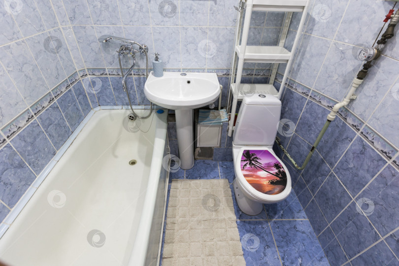 Скачать современная ванная комната с туалетом и стиральной машиной фотосток Ozero