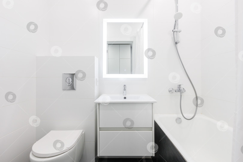 Скачать современная ванная комната с туалетом и стиральной машиной фотосток Ozero