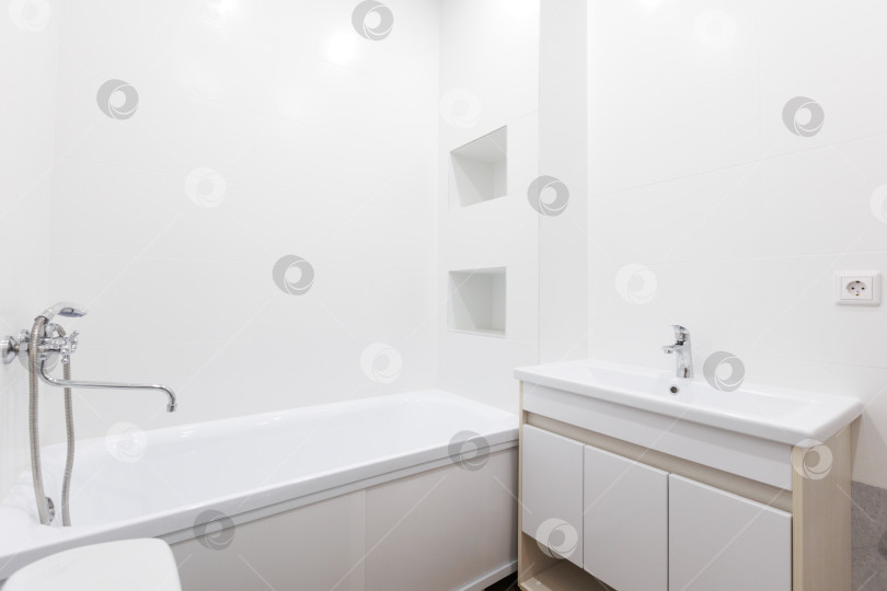 Скачать современная ванная комната с туалетом и стиральной машиной фотосток Ozero