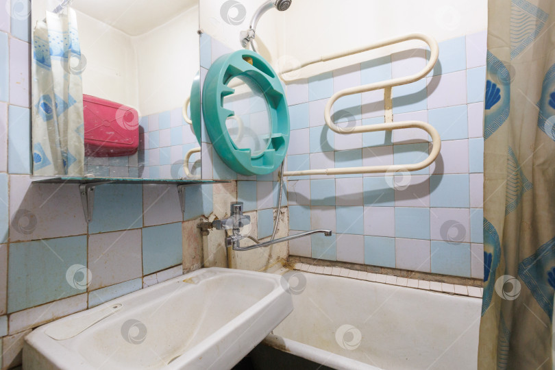 Скачать современная ванная комната с туалетом и стиральной машиной фотосток Ozero