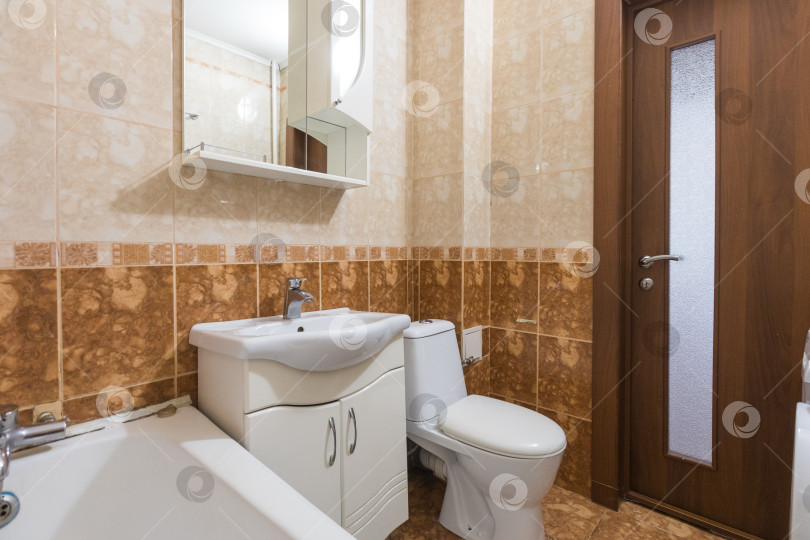 Скачать современная ванная комната с туалетом и стиральной машиной фотосток Ozero