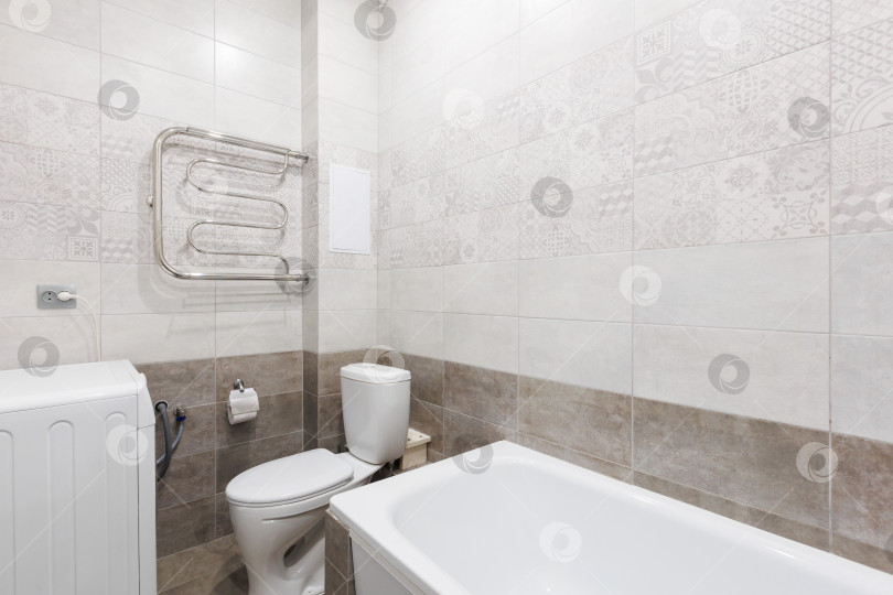 Скачать современная ванная комната с туалетом и стиральной машиной фотосток Ozero