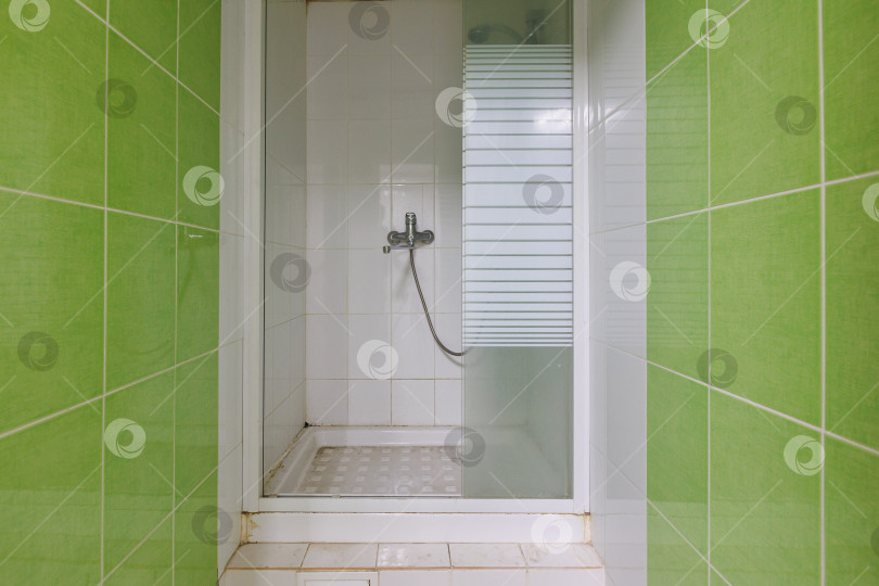 Скачать современная ванная комната с туалетом и стиральной машиной фотосток Ozero