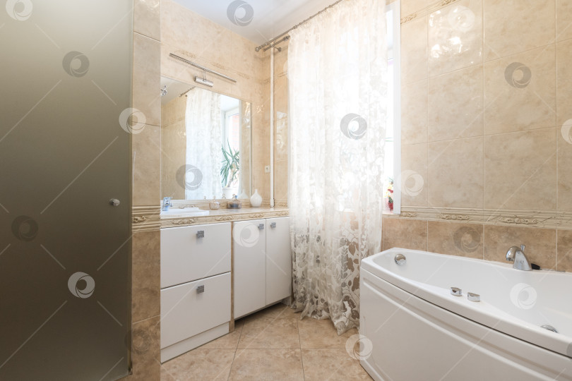 Скачать современная ванная комната с туалетом и стиральной машиной фотосток Ozero