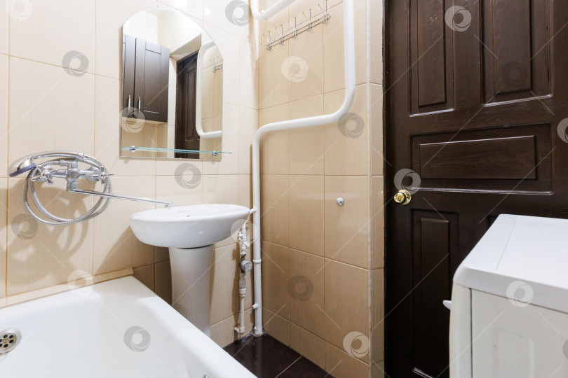 Скачать современная ванная комната с туалетом и стиральной машиной фотосток Ozero