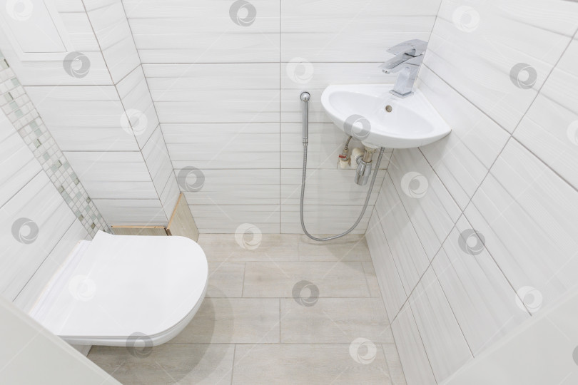 Скачать современная ванная комната с туалетом и стиральной машиной фотосток Ozero