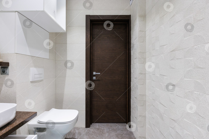 Скачать современная ванная комната с туалетом и стиральной машиной фотосток Ozero