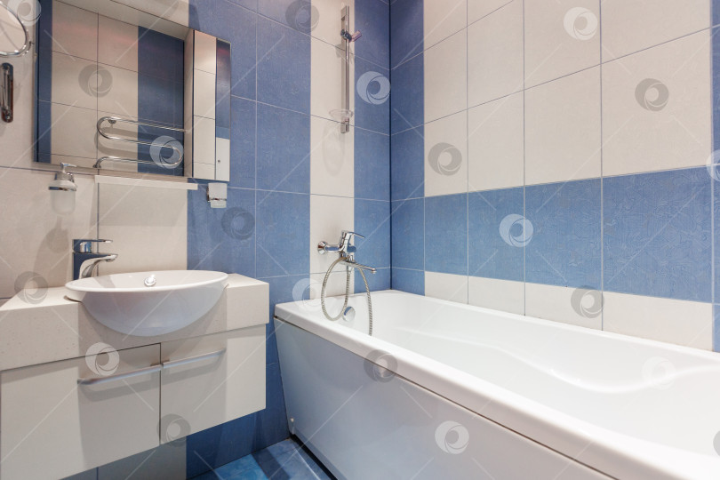 Скачать современная ванная комната с туалетом и стиральной машиной фотосток Ozero