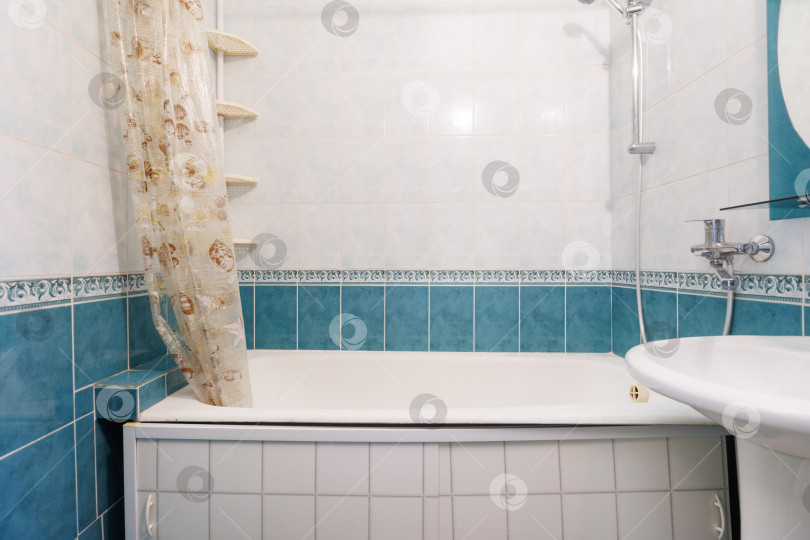 Скачать современная ванная комната с туалетом и стиральной машиной фотосток Ozero