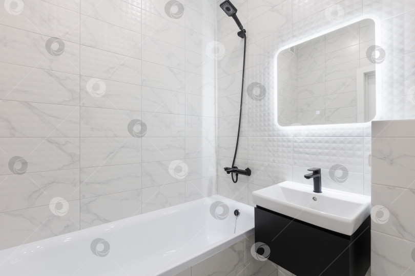 Скачать современная ванная комната с туалетом и стиральной машиной фотосток Ozero