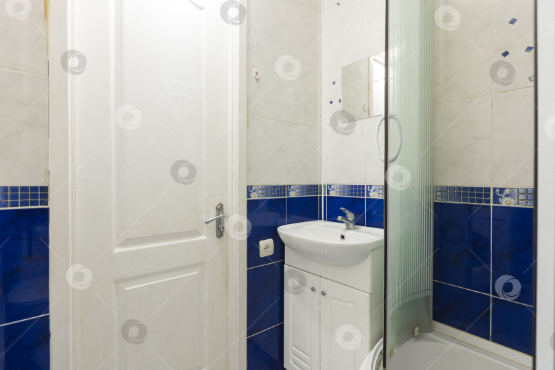 Скачать современная ванная комната с туалетом и стиральной машиной фотосток Ozero