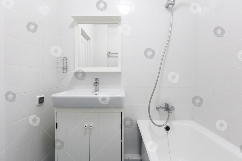 Скачать современная ванная комната с туалетом и стиральной машиной фотосток Ozero