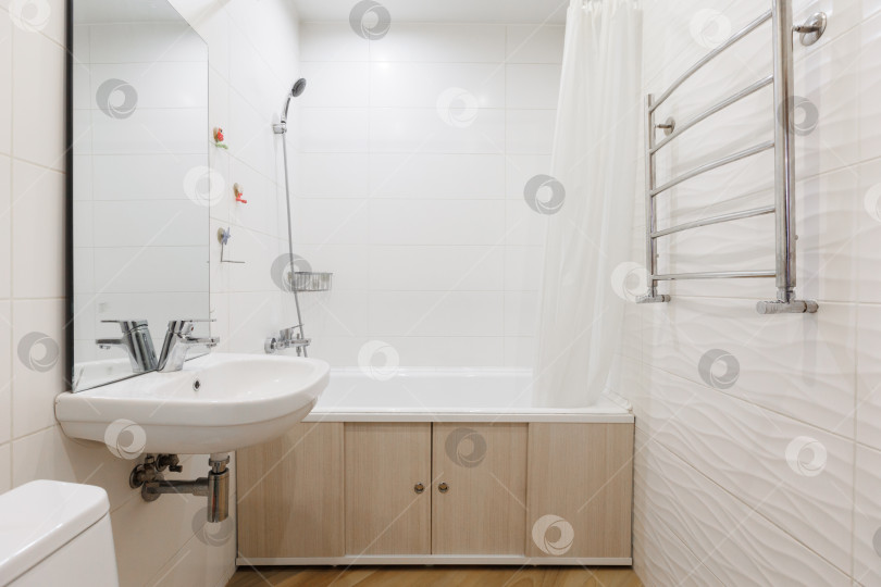 Скачать современная ванная комната с туалетом и стиральной машиной фотосток Ozero