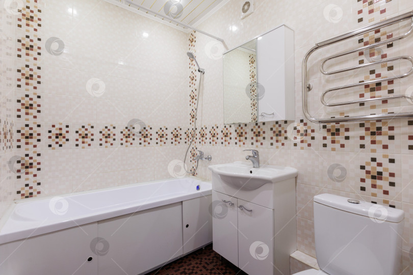 Скачать современная ванная комната с туалетом и стиральной машиной фотосток Ozero