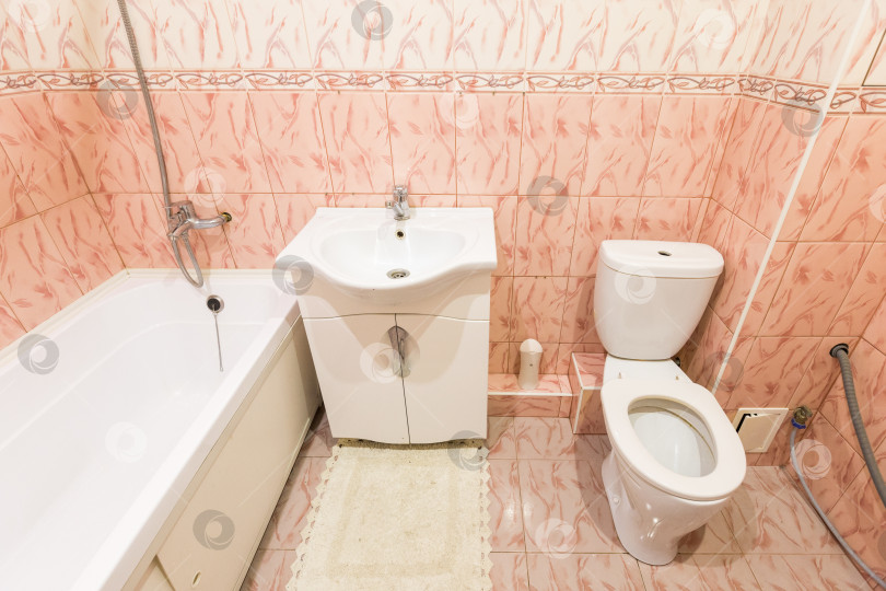 Скачать современная ванная комната с туалетом и стиральной машиной фотосток Ozero