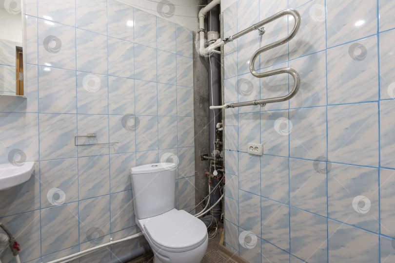 Скачать современная ванная комната с туалетом и стиральной машиной фотосток Ozero