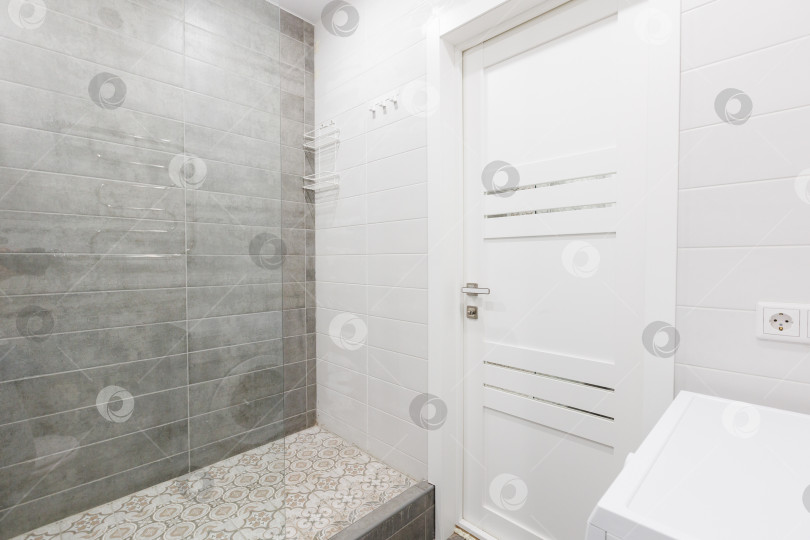 Скачать современная ванная комната с туалетом и стиральной машиной фотосток Ozero