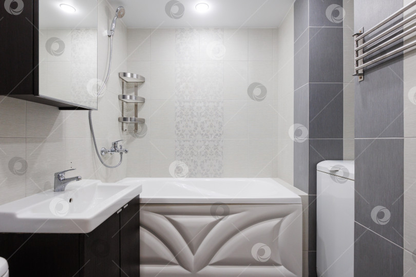 Скачать современная ванная комната с туалетом и стиральной машиной фотосток Ozero