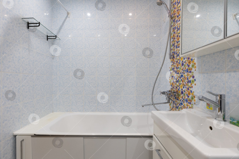 Скачать современная ванная комната с туалетом и стиральной машиной фотосток Ozero