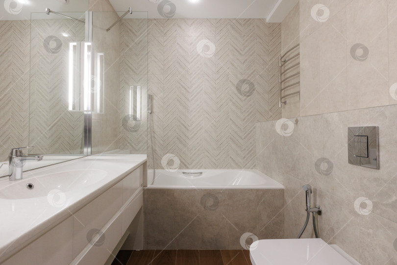 Скачать современная ванная комната с туалетом и стиральной машиной фотосток Ozero