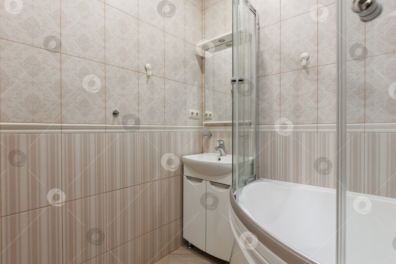 Скачать современная ванная комната с туалетом и стиральной машиной фотосток Ozero