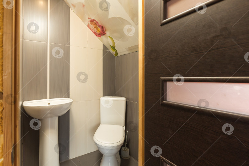 Скачать современная ванная комната с туалетом и стиральной машиной фотосток Ozero