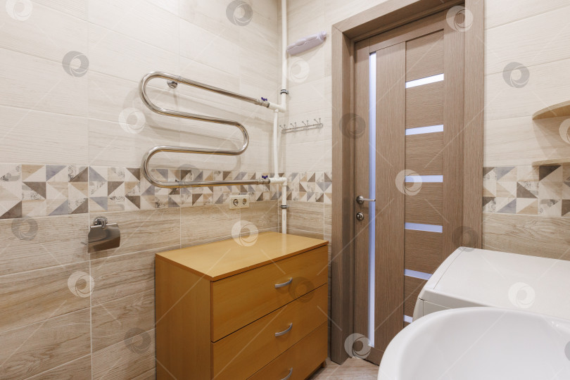 Скачать современная ванная комната с туалетом и стиральной машиной фотосток Ozero