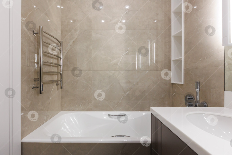 Скачать современная ванная комната с туалетом и стиральной машиной фотосток Ozero