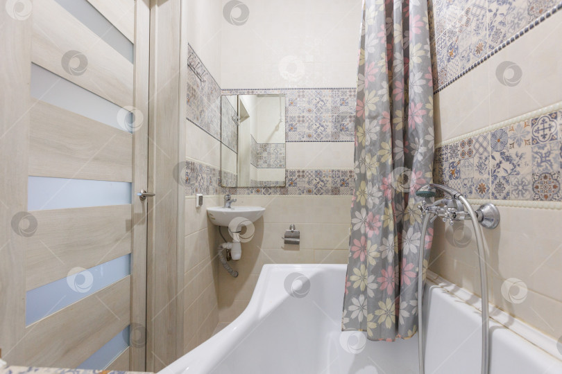 Скачать современная ванная комната с туалетом и стиральной машиной фотосток Ozero