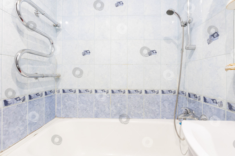 Скачать современная ванная комната с туалетом и стиральной машиной фотосток Ozero