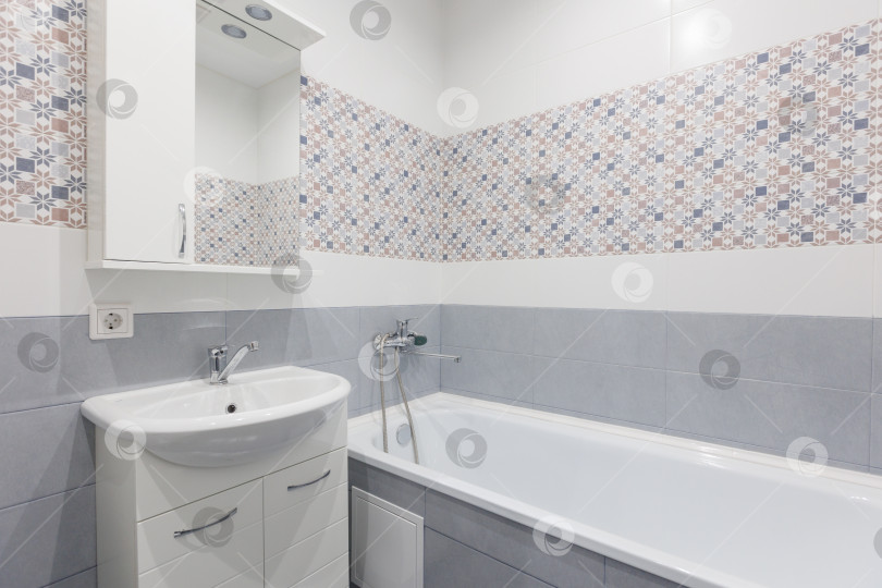 Скачать современная ванная комната с туалетом и стиральной машиной фотосток Ozero