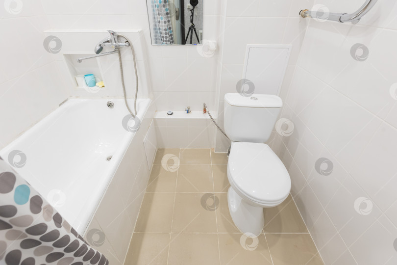 Скачать современная ванная комната с туалетом и стиральной машиной фотосток Ozero