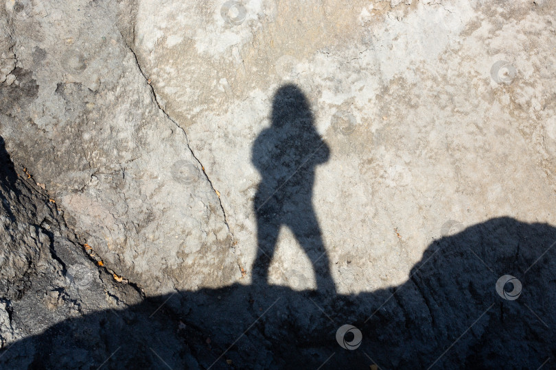 Скачать Тень девушки на камне фотосток Ozero