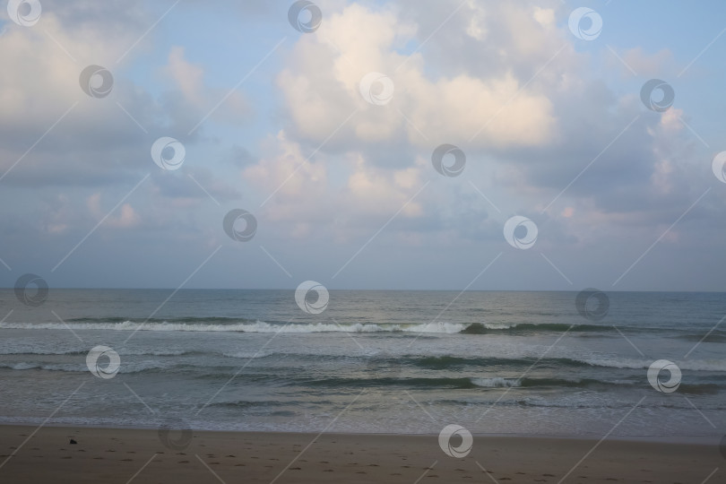 Скачать Пляж Банг Тао (Лаян) на побережье Андаманского моря острова Пхукет в Таиланде, октябрь 2025 года фотосток Ozero