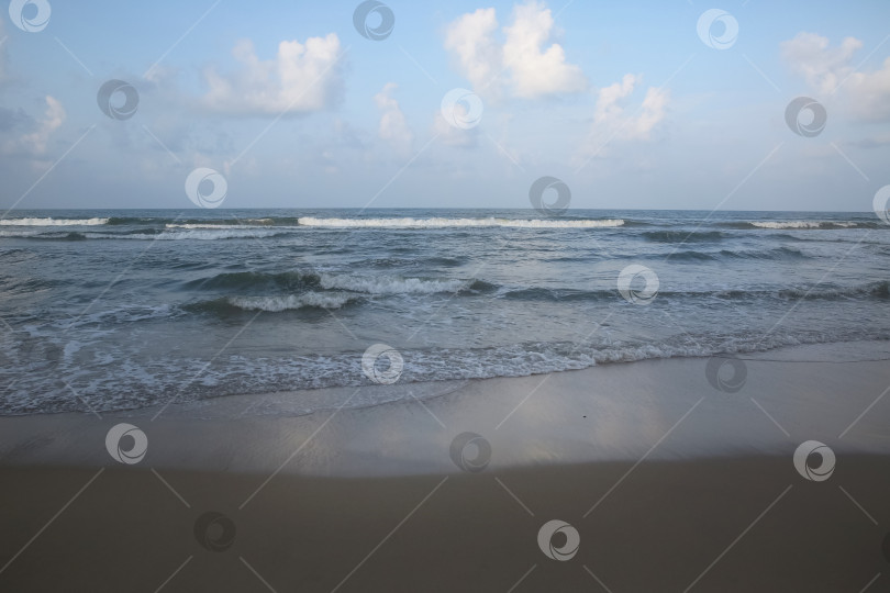 Скачать Пляж Банг Тао (Лаян) на побережье Андаманского моря острова Пхукет в Таиланде, октябрь 2025 года фотосток Ozero