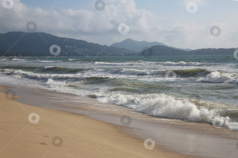 Скачать Пляж Банг Тао (Лаян) на побережье Андаманского моря острова Пхукет в Таиланде, октябрь 2025 года фотосток Ozero