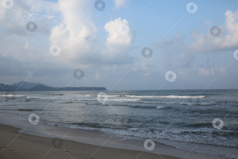 Скачать Пляж Банг Тао (Лаян) на побережье Андаманского моря острова Пхукет в Таиланде, октябрь 2025 года фотосток Ozero