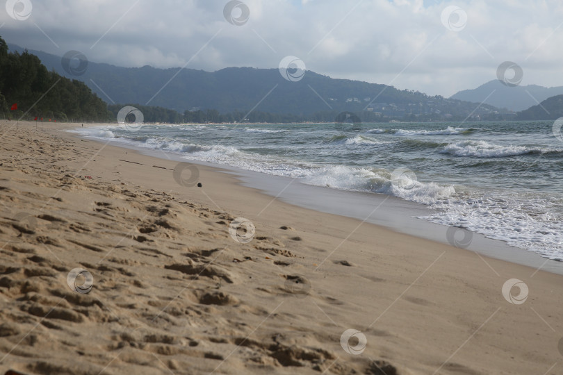 Скачать Пляж Банг Тао (Лаян) на побережье Андаманского моря острова Пхукет в Таиланде, октябрь 2025 года фотосток Ozero