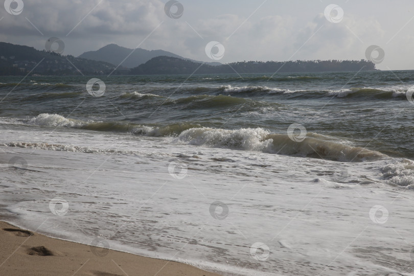 Скачать Пляж Банг Тао (Лаян) на побережье Андаманского моря острова Пхукет в Таиланде, октябрь 2025 года фотосток Ozero