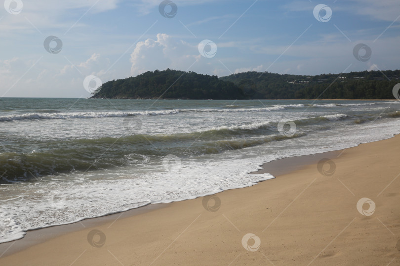 Скачать Пляж Банг Тао (Лаян) на побережье Андаманского моря острова Пхукет в Таиланде, октябрь 2025 года фотосток Ozero