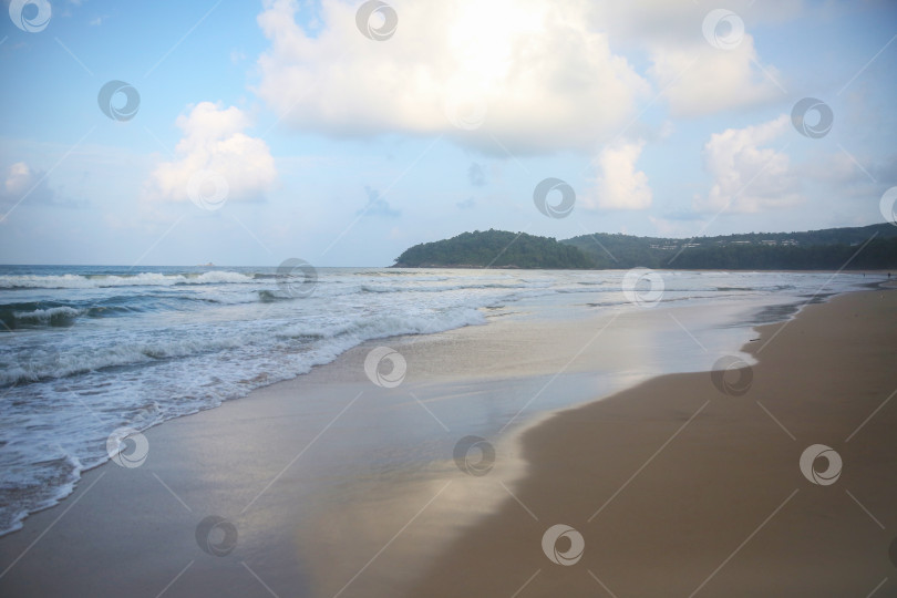 Скачать Пляж Банг Тао (Лаян) на побережье Андаманского моря острова Пхукет в Таиланде, октябрь 2025 года фотосток Ozero