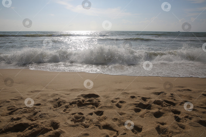 Скачать Пляж Банг Тао (Лаян) на побережье Андаманского моря острова Пхукет в Таиланде, октябрь 2025 года фотосток Ozero