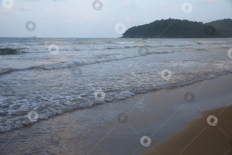 Скачать Пляж Банг Тао (Лаян) на побережье Андаманского моря острова Пхукет в Таиланде, октябрь 2025 года фотосток Ozero