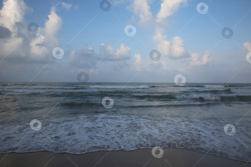 Скачать Пляж Банг Тао (Лаян) на побережье Андаманского моря острова Пхукет в Таиланде, октябрь 2025 года фотосток Ozero