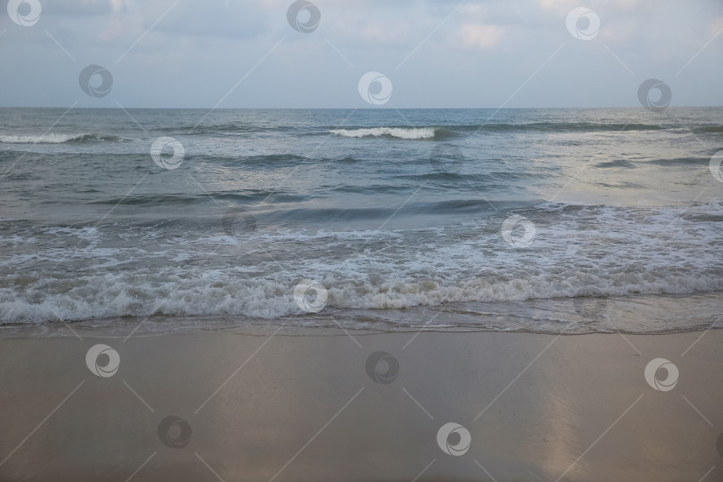 Скачать Пляж Банг Тао (Лаян) на побережье Андаманского моря острова Пхукет в Таиланде, октябрь 2025 года фотосток Ozero