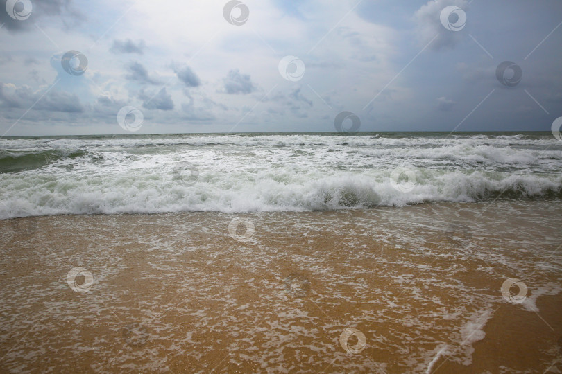 Скачать Пляж Банг Тао (Лаян) на побережье Андаманского моря острова Пхукет в Таиланде, октябрь 2025 года фотосток Ozero