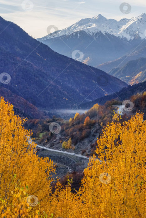Скачать Горный хребет, через который проходит дорога фотосток Ozero