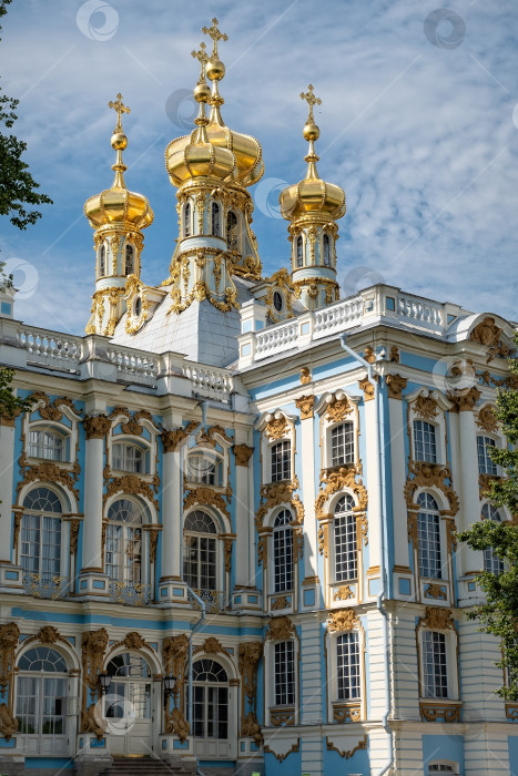 Скачать Золотые купола Екатерининского дворца в России сияют под ясным голубым небом солнечным днем - Пушкин, Россия, 13 июля 2025 года фотосток Ozero