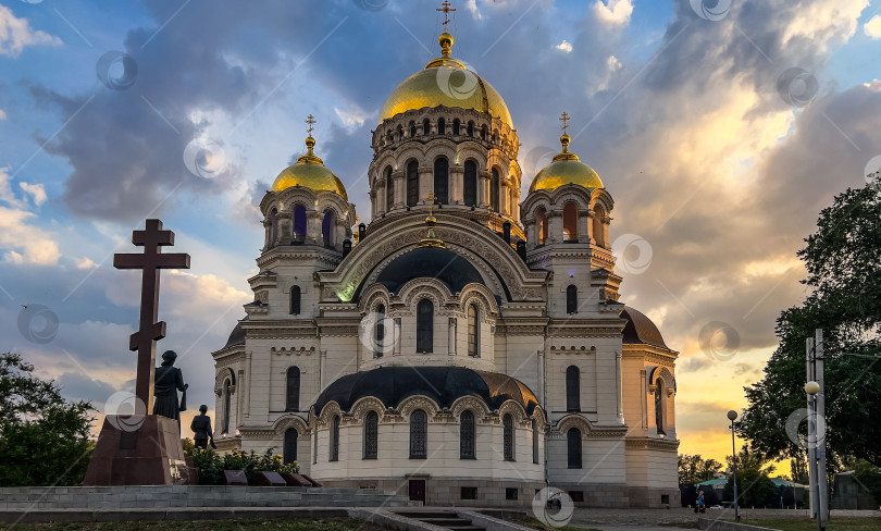 Скачать Православный храм с памятником. Новочеркасский кафедральный собор. 25 сентября 2025 года фотосток Ozero