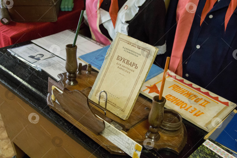 Скачать Беково, Кемеровская область, Кузбасс, Российская Федерация, 3 марта 2013 года, Выставка советской истории, плакат "Родина-мать зовет" фотосток Ozero